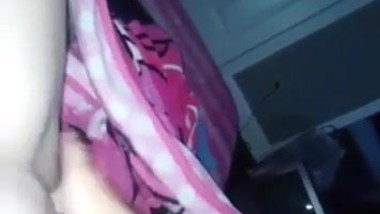 Lekkere tiener vingerend op bed