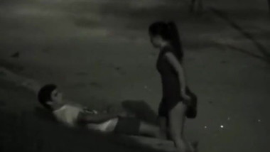 Chica espanola follando de noche en un parque