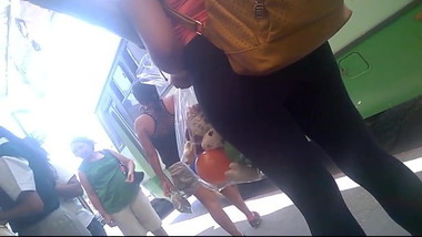 CULO DE ESTUDIANTE ESPERANDO EL BUS