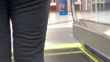 Mall Booty sexy teen (escalator)