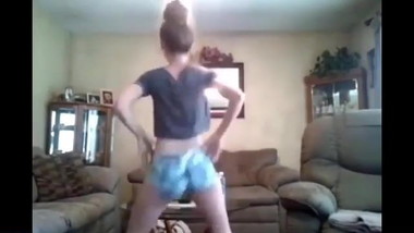Teen shaking ass