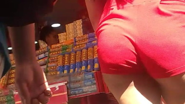 Gostosa de shortinho vermelho big ass red short