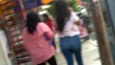 Putita nalgona con su mama en la calle