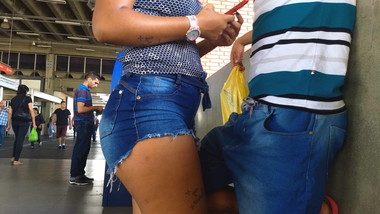 Corno exibindo a namorada gostosa