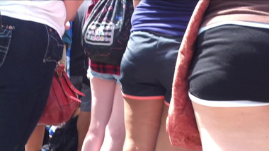 Sexy candid thighs in short shorts
