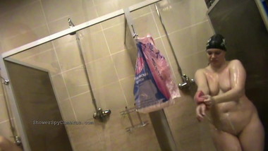 HIDDEN CAMERA in the female showers! Spy on real naked girls
