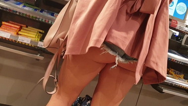 Candid teen ass cheeks in shorts