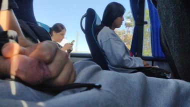 2 GIRLS LOOKING DICK IN A BUS