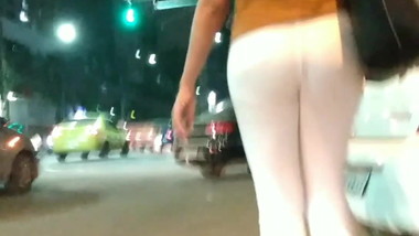 Atras da gostosa de jeans branco