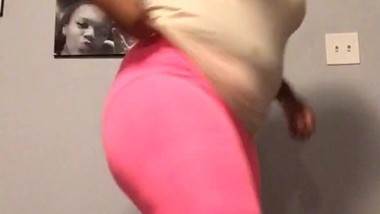 Teen shaking juicy booty