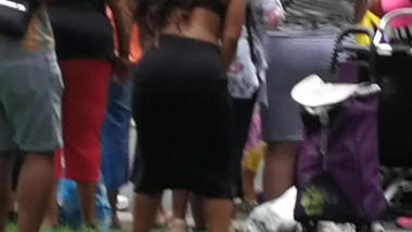 Jiggly booty in tight skirt