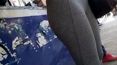 BUENA COLITA EN LA PARADA DEL BUS