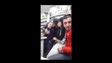 universiteli kiz bakkalda kucak dansi yapiyorr