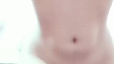 My teenage Iranian girlfriend show her body