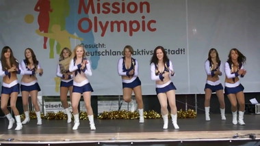 Bekannte Tanja und Melina Cheerleading fuer info PM