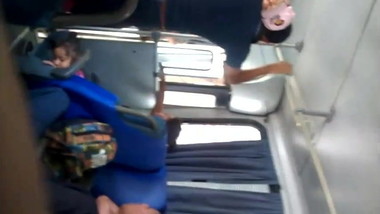 METIENDO DEDOS BUS NALGONA MILF MARIDO AL LADO.