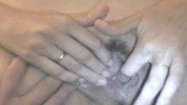 Gordita se acaricia la vagina