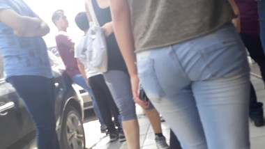 Culos madre e hija por la ciudad