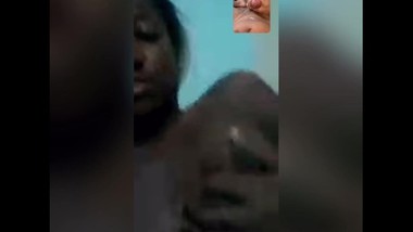 Petite pute black en matant un blanc se vider les couilles