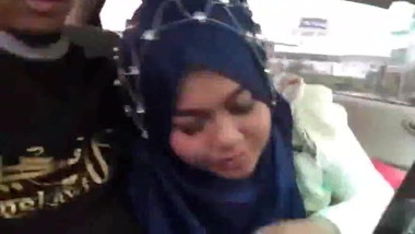 Tudung bercumbu dlm kereta