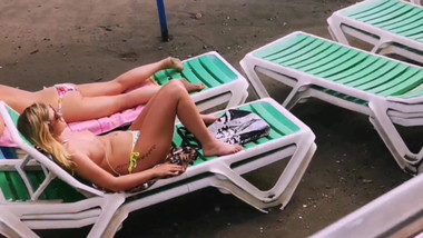 Chicas tomando sol en la playa