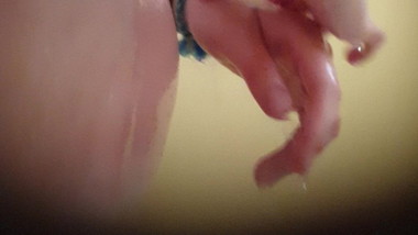 jeune en douche de camping
