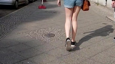 Berlin Street Candid #01 cute teen in hotpants