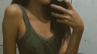 Kamila Melo fazendo selfie mostrando biquinho do peito