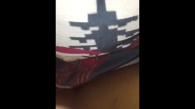 Me la follo mientras sus padres estA?n dormidos