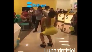 Modelo de dia , Perra de noche. II