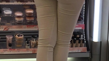 Girl with perfect ass (German)