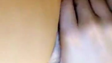 Tia plays with herpussy in the bath