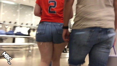 Super thick ass Pawg Walking