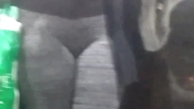 Baixinha bucetuda na leg cinza leggs pussy