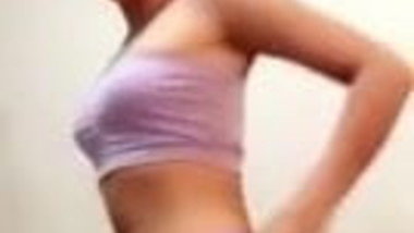 Novinha strip tease peitinho perfeito