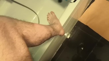 NERD WAXES LEG FOR NO REASON EXCEPT FOR INTERNET VIEWS AND ALSO AERODYNAMIC