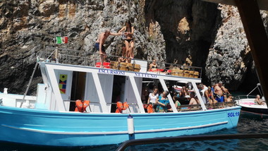 Ragazza in bikini si tuffa dalla barca