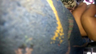 METIENDO DEDO BUS 2 FALDA