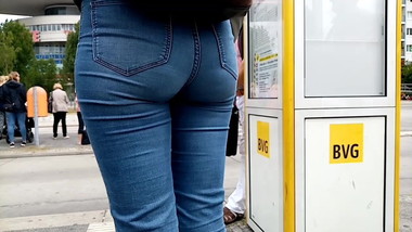 Hot candid teen with tight jeans ass