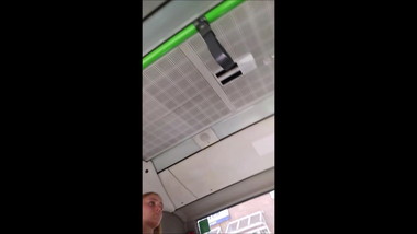 Blondie mit geilen Titten im Bus
