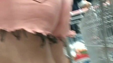 Capuzinho da loira no shortinho Camelot blonde