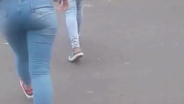 Venezolana Jeans Marcando calzon rica