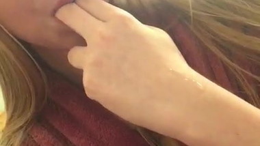 Teen fuckslut Andy 6 (sucking fingers, droolplay)