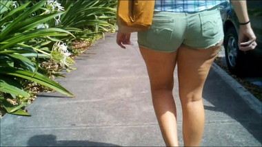 rabuda passeando de microshort pra mostrando a polpinha