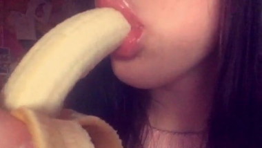 Ich lutsche eine Banane