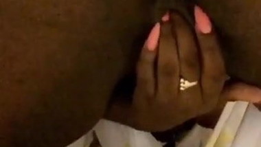 Jeune Salope Antillaise se Doigte