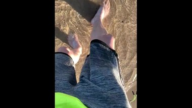 how to secretly pee on a crowded beach