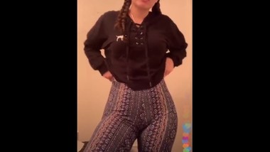 teen twerks while streaming
