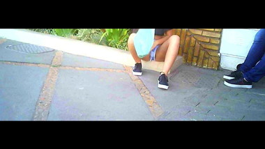 novinha de shortinho pernas abertas teen hot distracted E 12