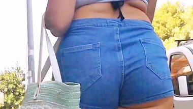 Lindo culito en la calle